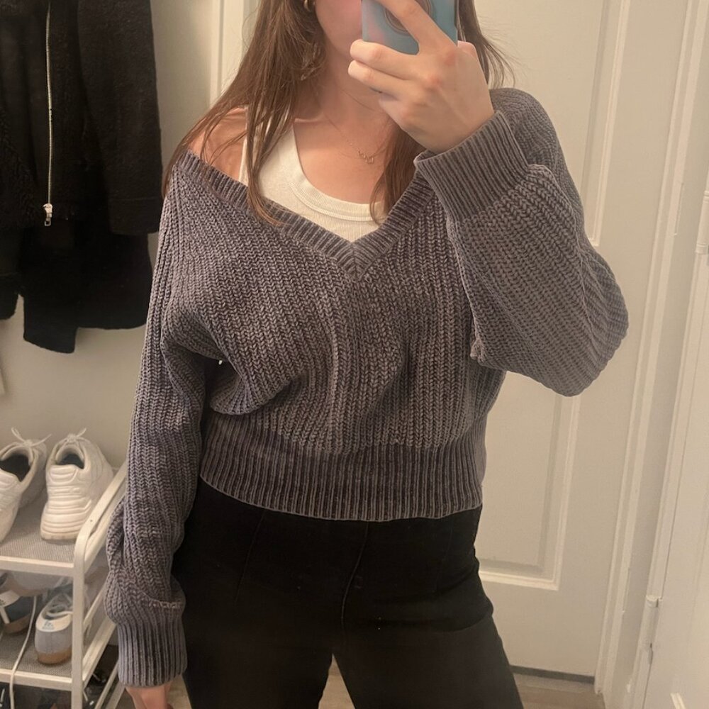 Urban Outfitters V-Neck Cropped Sweater